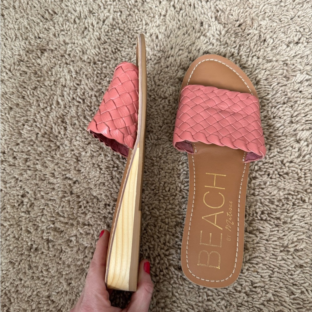 Beach by Matisse size 6 EUC Coral Sandals Slides